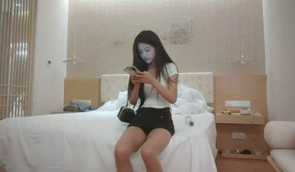清纯女神长发飘飘只需3000块脱光穿黑丝尽情操