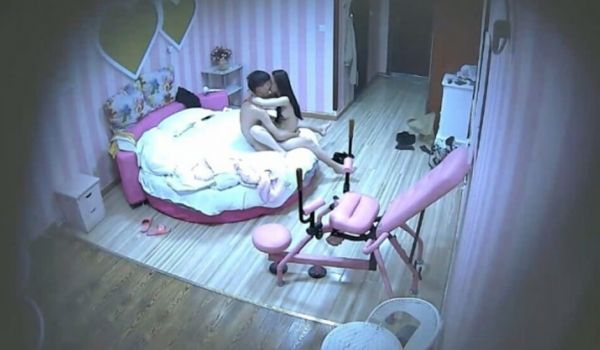 偷拍情趣圆床房漂亮美女和男友开房打炮