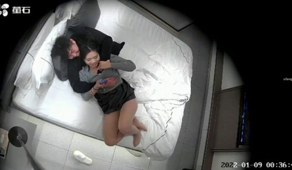 萤石云酒店摄像头偷拍钢丝头小哥和媳妇闺蜜开房偷情