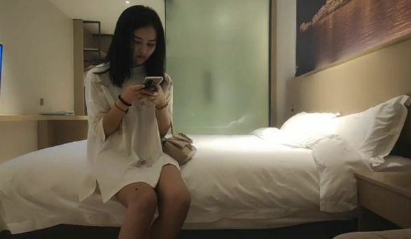 小马寻花约白衣外围妹子、蹲着深喉口交、后入撞击啊