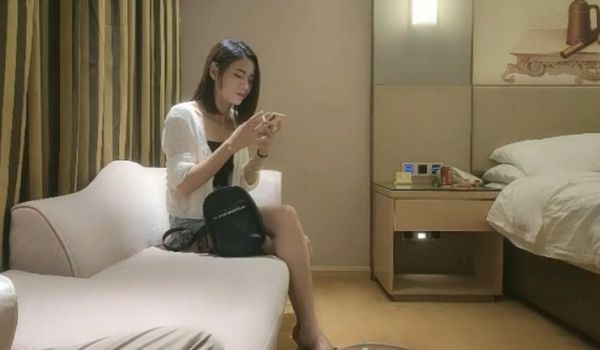 小马寻花深夜激情齐逼牛仔短裤外围、对着镜头掰穴揉