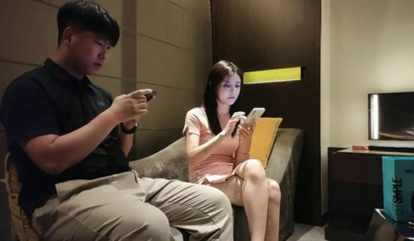 小宝寻花找大圈外围、穿情趣女仆装黑丝、口交舔屌、