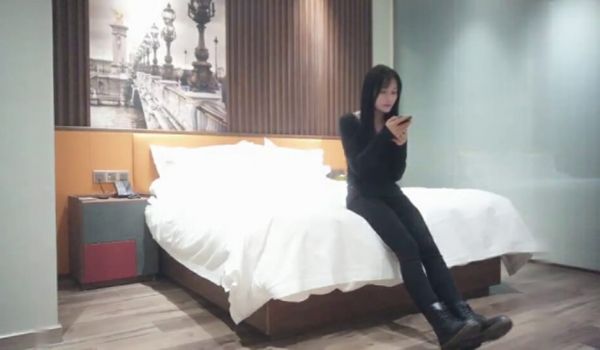 网约漂亮小姐姐蹲在地上吃鸡巴、搂着脖子抱起来操、