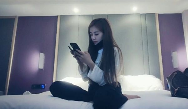 赵总寻花长相甜美小姐姐满背纹身69姿势口交舔逼抬