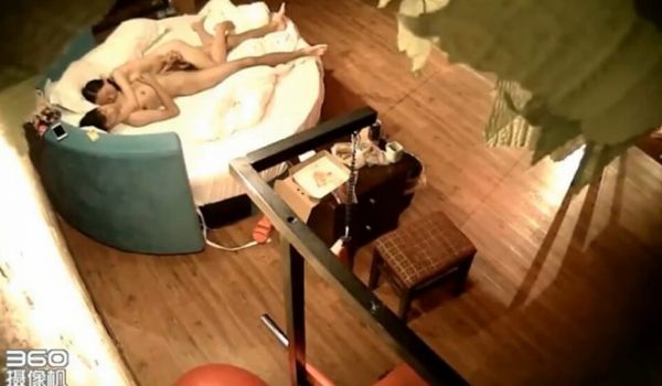 长腿美女和男友开房、在圆床上美腿翘的老高了、忍不