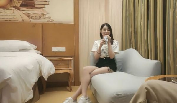 约操会一字马小少妇、自带性感黑丝、舔蛋口交活很棒