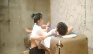 这按摩店的特规服务不错没想到还能享用两个人