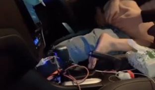 在回家路上美女忍不住自慰只好停在路边解决燃眉之急