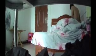 监控摄像头偷拍房东在出租屋的桌子下偷放监控摄像头