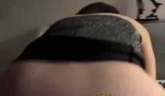 背着男朋友偷情群P的骚货母狗还帮男人舔屁眼虽然这