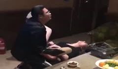 在KTV里媳妇和兄弟玩游戏输了我只能看着她挨操