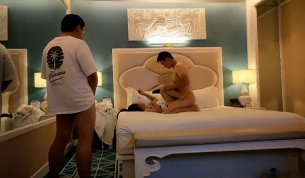 酒店约操漂亮25岁人妻小少妇,风骚妩媚先来一段艳