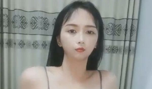 C月月高颜值性感肥臀妹子道具自慰诱惑，吊带装衬衣