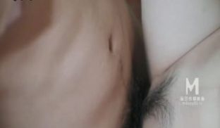 麻豆传媒-可爱女孩非亲妹渴望已久的非近亲相爱-袁