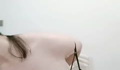 巨乳御姐奈子两只大奶子吊着在胸前，晃啊晃，像荡千