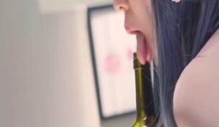 蜜桃传媒-微醺女子酒瓶满塞淫穴的高潮快感-雷梦娜