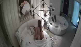 年轻漂亮的美女和自称很厉害的中年网友酒店约啪说我