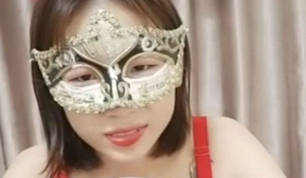 短发纹身萌妹子双人啪啪大秀
