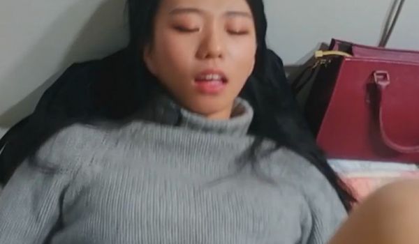 报道第一天就被领导领出开房