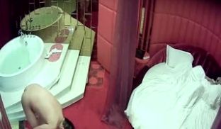 部门领导与单位妹子偷情很会玩鸳鸯浴水里啪啪回床抓