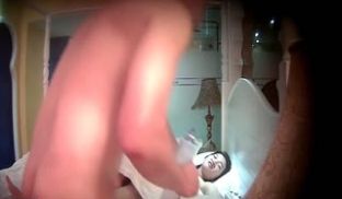 高颜值的小美女和男友干柴烈火式地缠绵打完第一炮后