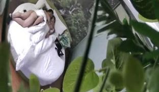 丰满性感的美女酒店不愿意和认识没多久的纹身男啪啪