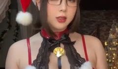 熟女穿上圣诞性感衣服自拍诱惑抚摸巨乳色诱