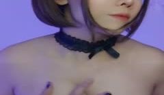 短发网红在直播间秀奶