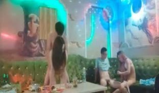 【歌厅探花】唱唱歌点两个颜值反差婊美女4P大战，