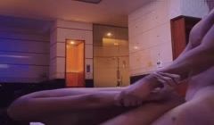 好不容易约到战火直接全开 两个人都满身大汗还不停