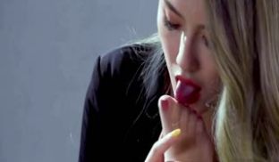 国产女同丝袜高跟御姐少妇调教可爱女仆，恋足丝足舔
