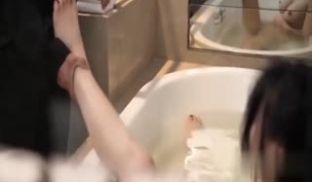 国产AV剧情，高颜值美女顾美玲主演-美少妇勾引管