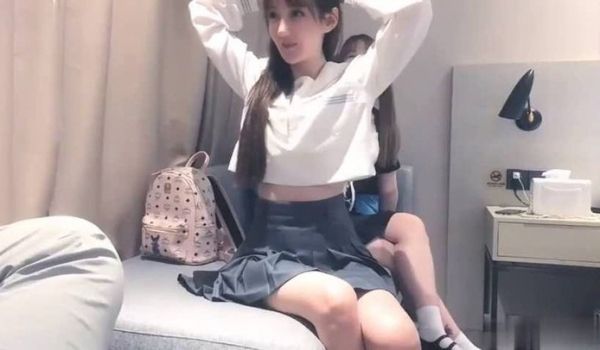 有钱真好！花大笔重金请来两位高级妹子玩双飞～两位