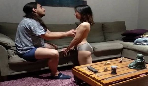 苗条妹子和长发洋大叔的日常调教～舔到出水忍不住就