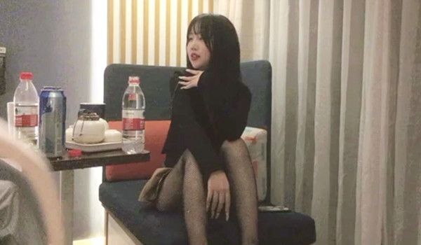 国产原创-良家豹纹小姐姐短裙黑色网袜喝喝酒玩玩游