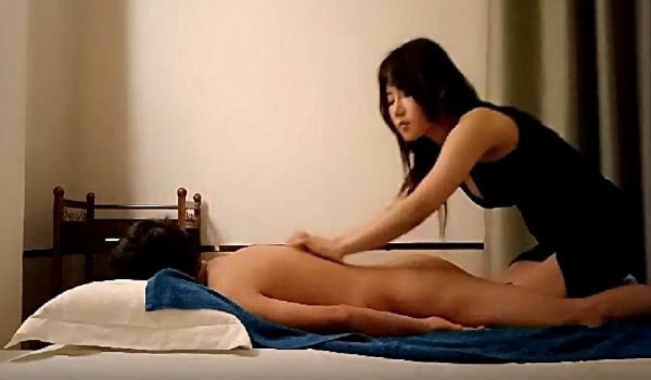 青春小丽妹女技师的诱惑，来客户按摩乳推打飞机，性