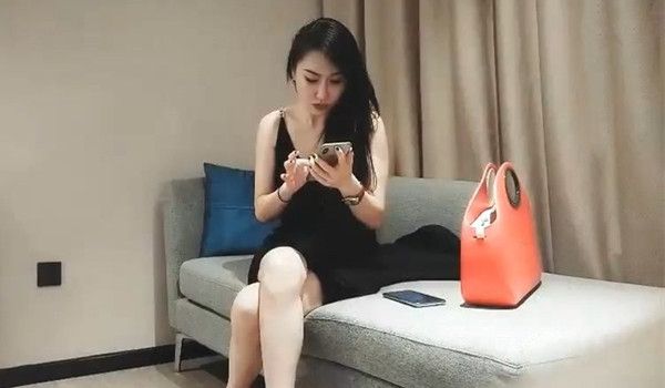 约了个牛仔短裤白衣少妇沙发调情口交舔奶侧入猛操上