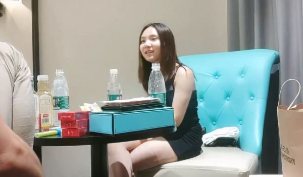 探花精选 漂亮外围小姐姐，修剪阴毛，小费给不停，
