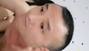 新夫妇在家表演高难度姿势动作
