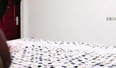 母狗少妇让小哥调教【2】黑丝高跟跪地爬行，尿尿给