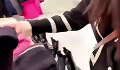 电子厂打工的表妹终于放假了_带她去商场买几件衣服