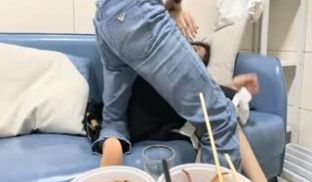 【瘦猴先生探花】约操良家小少妇，吃饱喝足再开操，