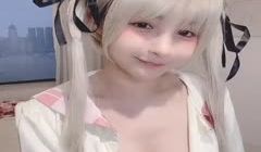 网红小姐姐穿上cosplay衣服准备秀奶
