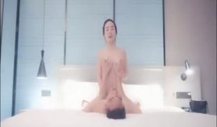 【午夜寻花】约了个旗袍性感少妇TP啪啪，沙发舔奶