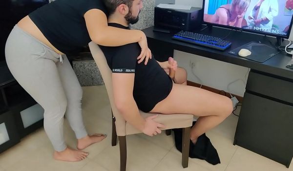 成熟的母亲在看色情片时让她的继子打手枪