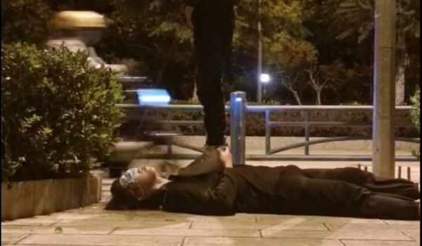 在路边被路过的外卖小哥及车辆注视着吃你痞爹黄金，