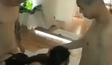 老婆被两个单男玩的爽上天了！