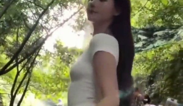 带女朋友拍照，让她公开尿尿！
