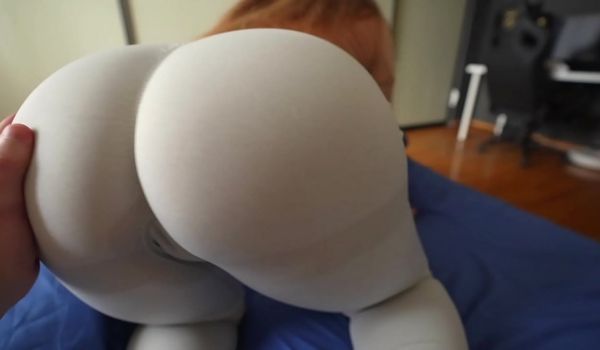 继妹要求摸她穿着紧身裤的湿阴部并操她