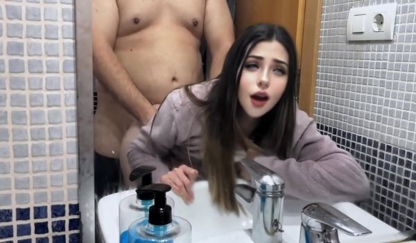 我18岁的继女操逼得令人难以置信，我们有一整天的